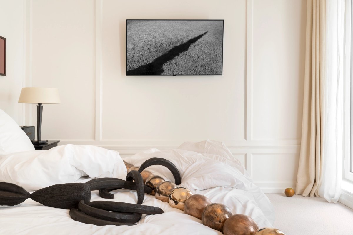 Vue de « Sculptures Last Night » par Erika Verzutti à l’Hôtel Balzac, à Paris. Photo Nicolas Brasseur. Courtesy of the artist and Fortes D'Aloia & Gabriel, São Paulo - Rio de Janeiro