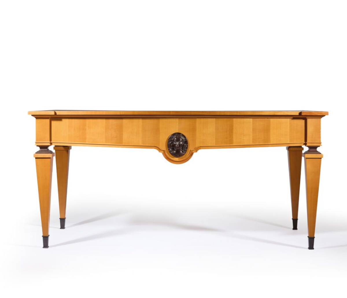 André Arbus, Grand bureau plat en merisier, vers 1940-1945. 

Courtesy Maurice Auction.