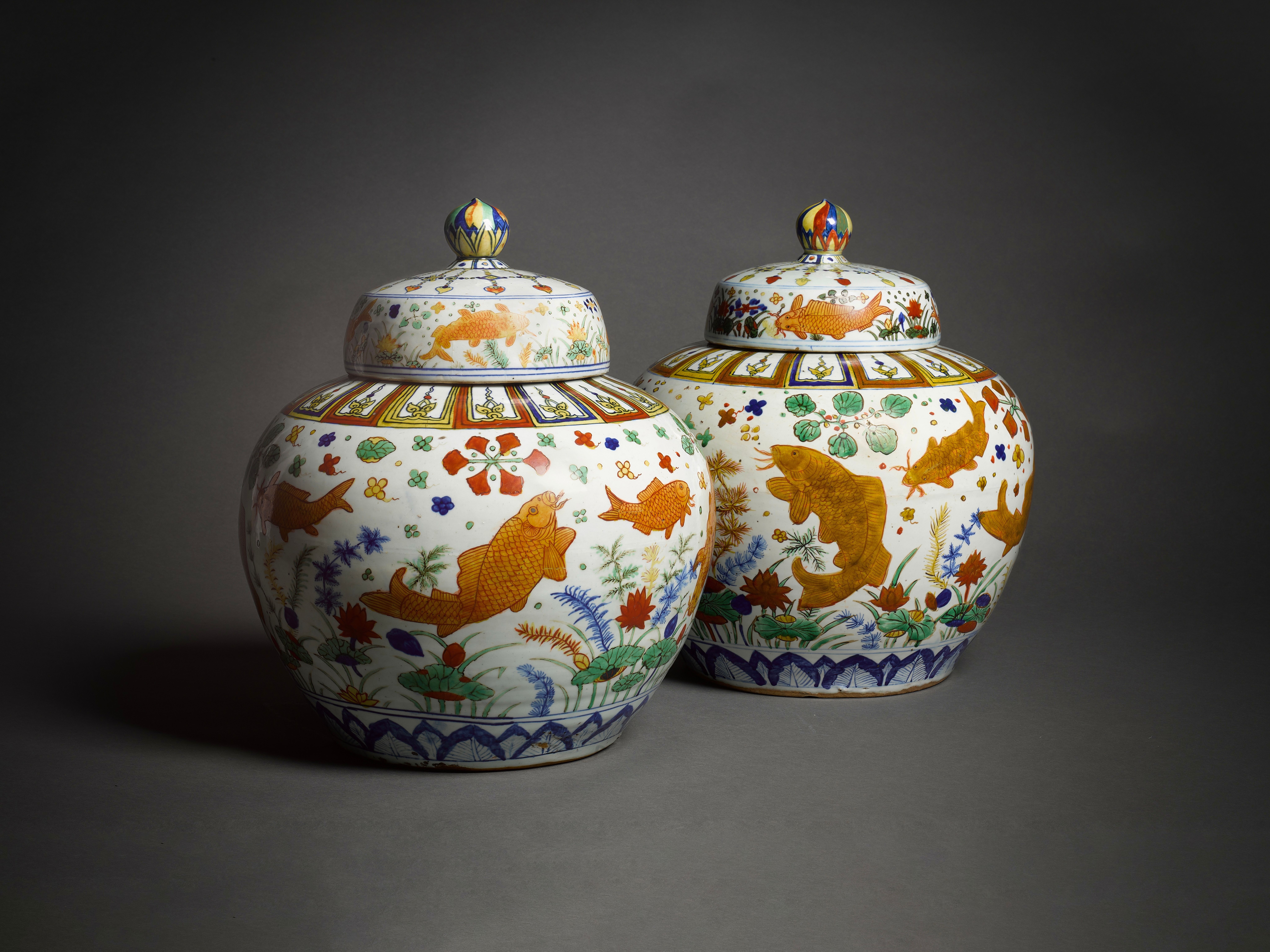 La paire de jarres wucai vendue le 6 novembre 2024 chez Sotheby's, dynastie Ming, période Jiajing. 

© Courtesy Sotheby's