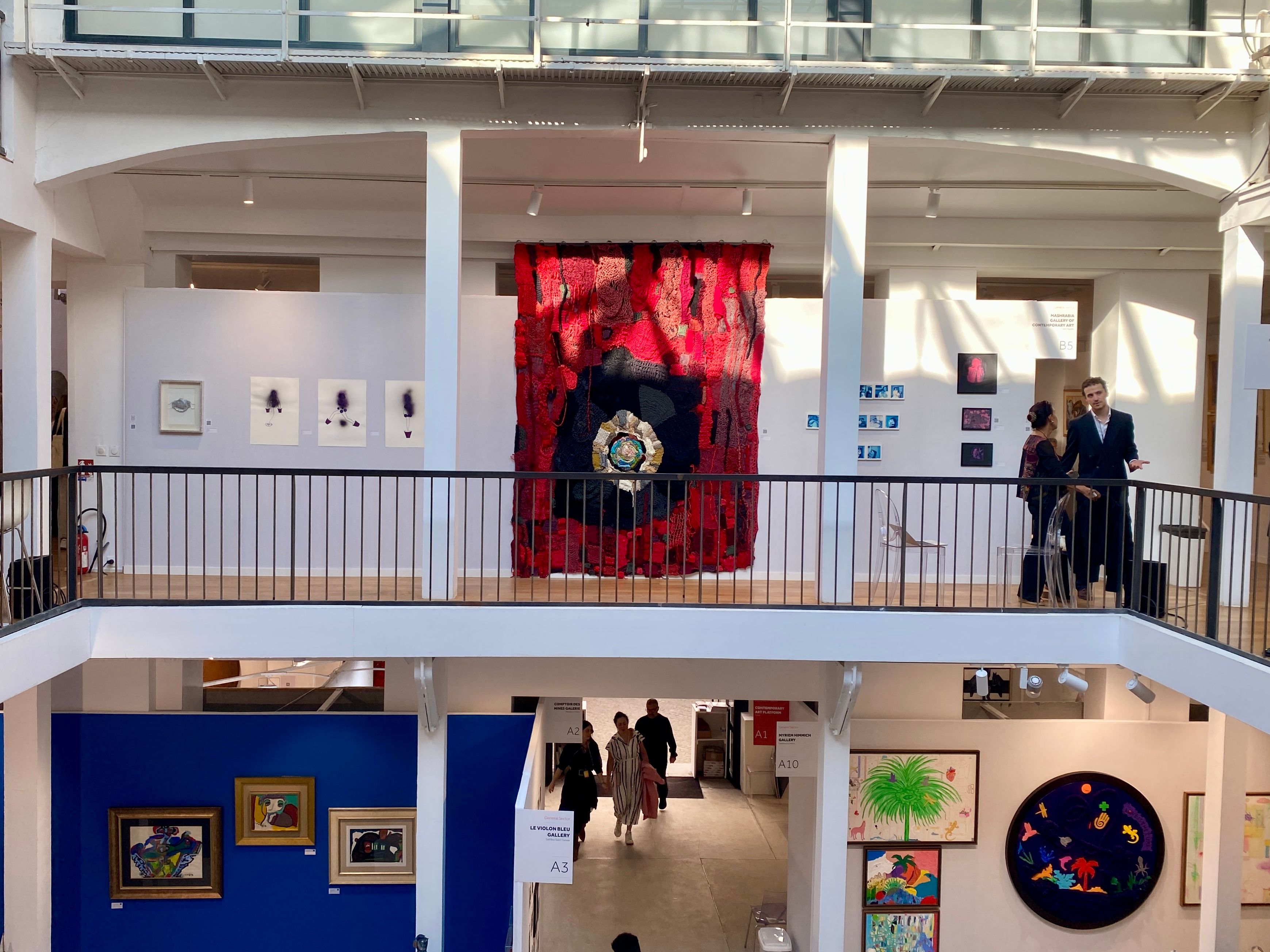 Au centre en rouge : Sabah Naim, Special Worlds, tricot, 2021, Mashrabia Gallery of Contemporary Art (Egypte). Photo D.R. 