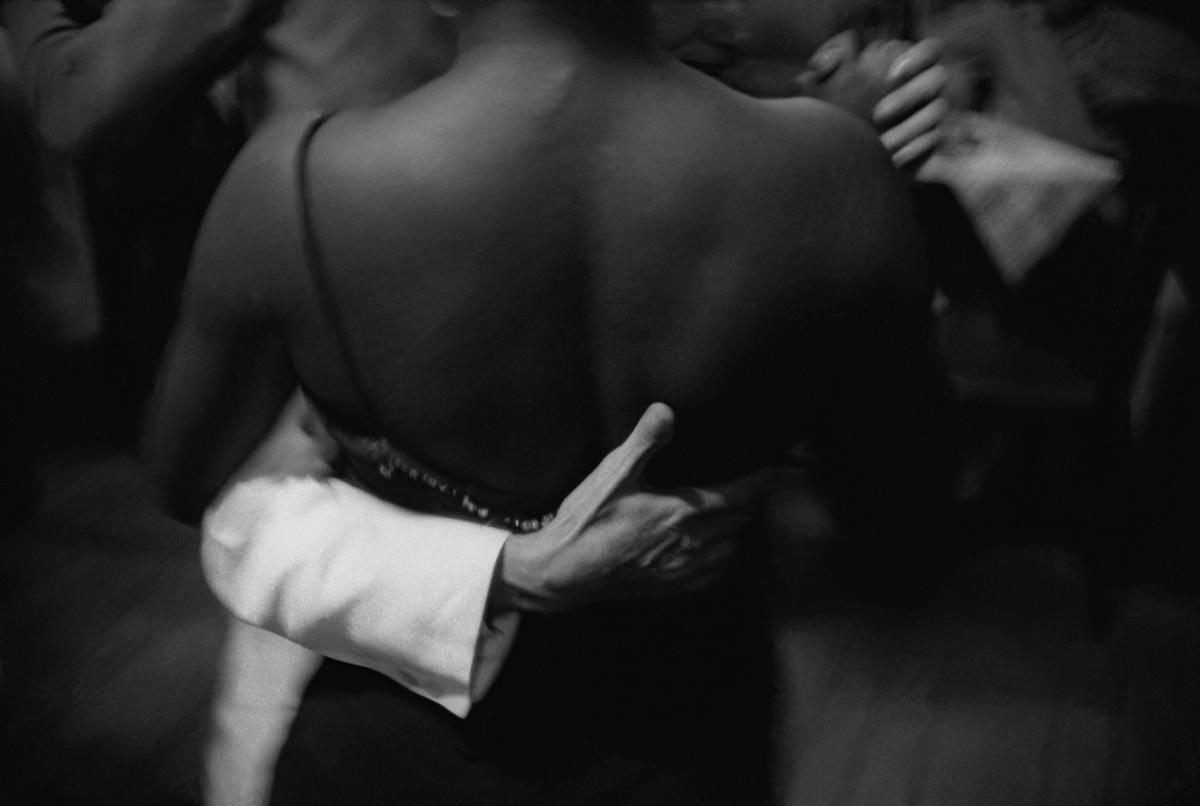 Frank Horvat, Couple dansant dans une gafeira (bal populaire), Rio de Janeiro, Brésil, 1963, tirage argentique moderne. © Studio Frank Horvat, Boulogne-Billancourt