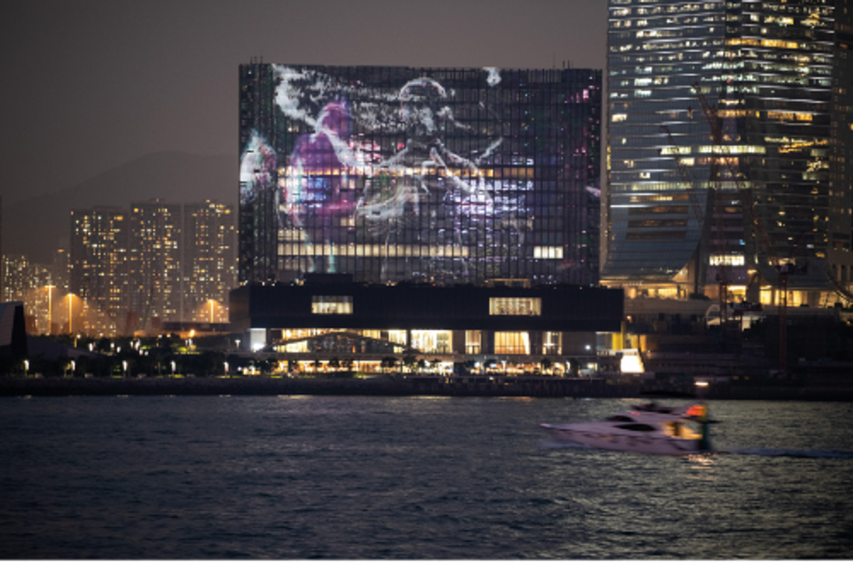 Ellen Pau, The Shape of Light, projection numérique sur la facade du M+, Hong Kong, 2022. © Ellen Pau. Photo Art Basel
