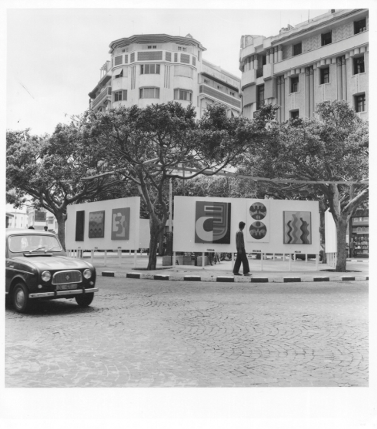 Vue de l’exposition-manifeste « Présence plastique », place du 16-Novembre, Casablanca, juin 1969. © M. Melehi archives/estate