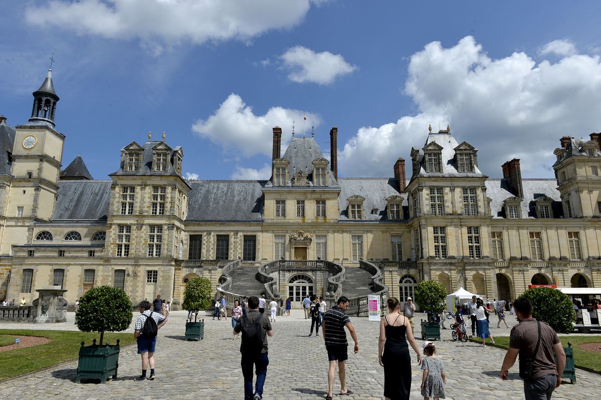 Festivaliers devant le château, 8e édition du Festival de l’histoire de l’art, 2018. © INHA/Château de Fontainebleau. Photo : Thibaut Chapotot