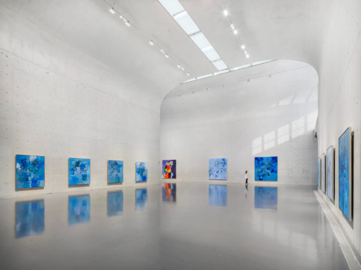 Vue de l’exposition « George Condo : The Picture Gallery » au Long Museum (West Bund) à Shanghai. Photo : JJYPHOTO. © George Condo. Courtesy de l’artiste de Hauser & Wirth