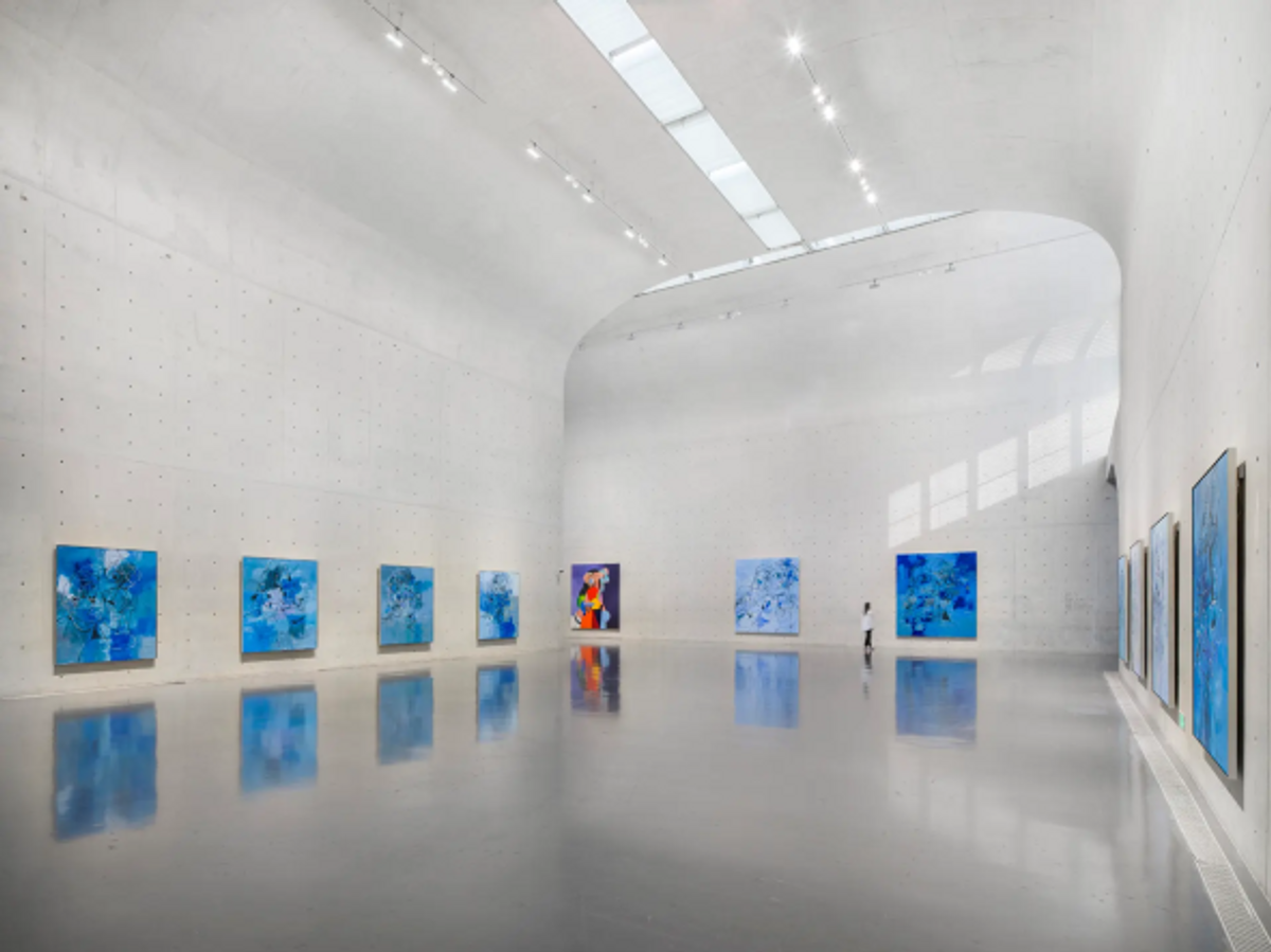 Vue de l’exposition « George Condo : The Picture Gallery » au Long Museum (West Bund) à Shanghai. Photo : JJYPHOTO. © George Condo. Courtesy de l’artiste de Hauser & Wirth