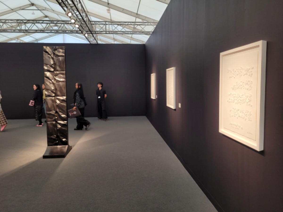 Vue du stand de la galerie Hauser and Wirth à Frieze Masters 2023. Photo : Alexandre Crochet.