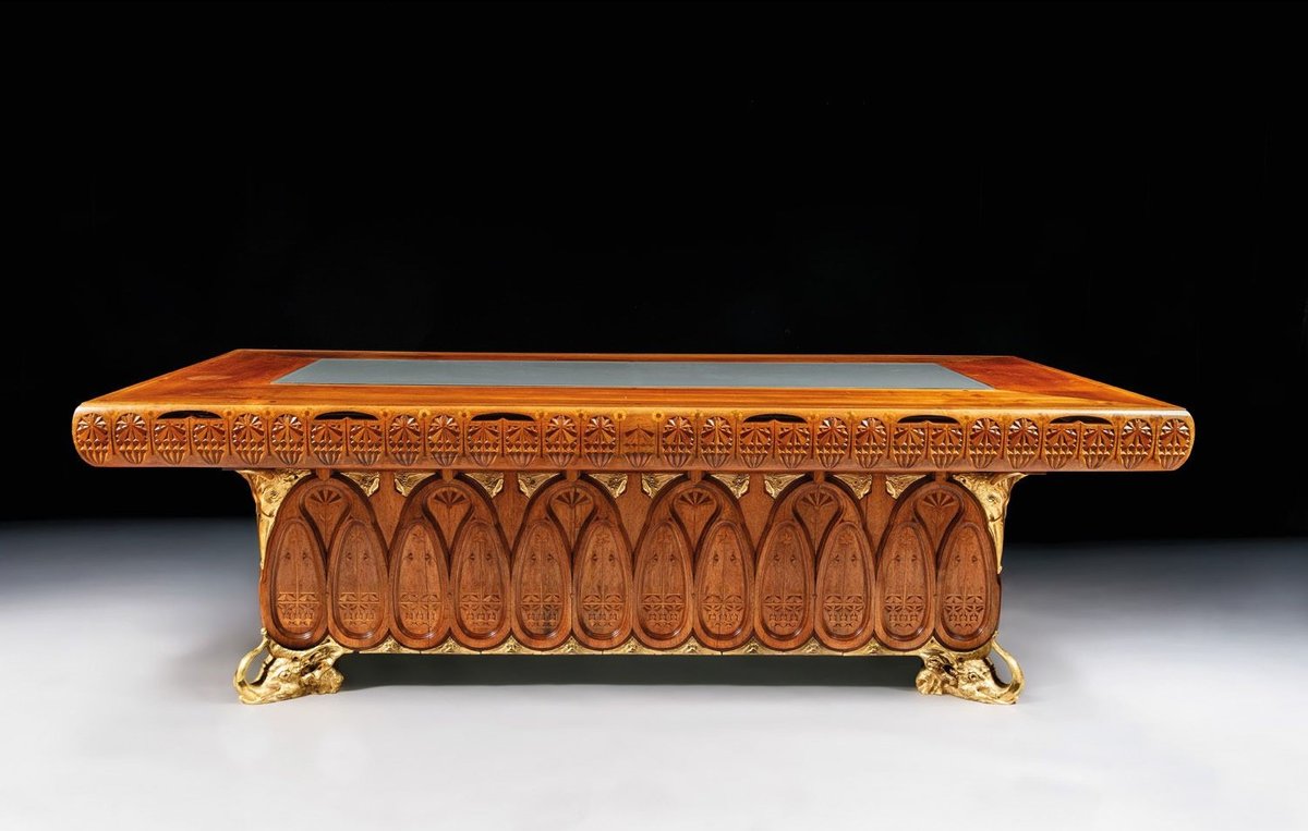 Carlo Bugatti, table éclairante, 1908-1911, est. 120000-180000 euros. © Florian Perlot Born & Art Digital Studio Sotheby’s