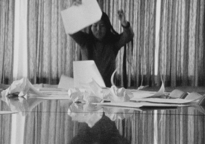 Theresa Hak Kyung Cha, Untitled (Paper), 1975, capture vidéo. © Theresa Hak Kyung Cha. Courtesy de l’University of California, du Berkeley Art Museum et de Pacific Film Archive