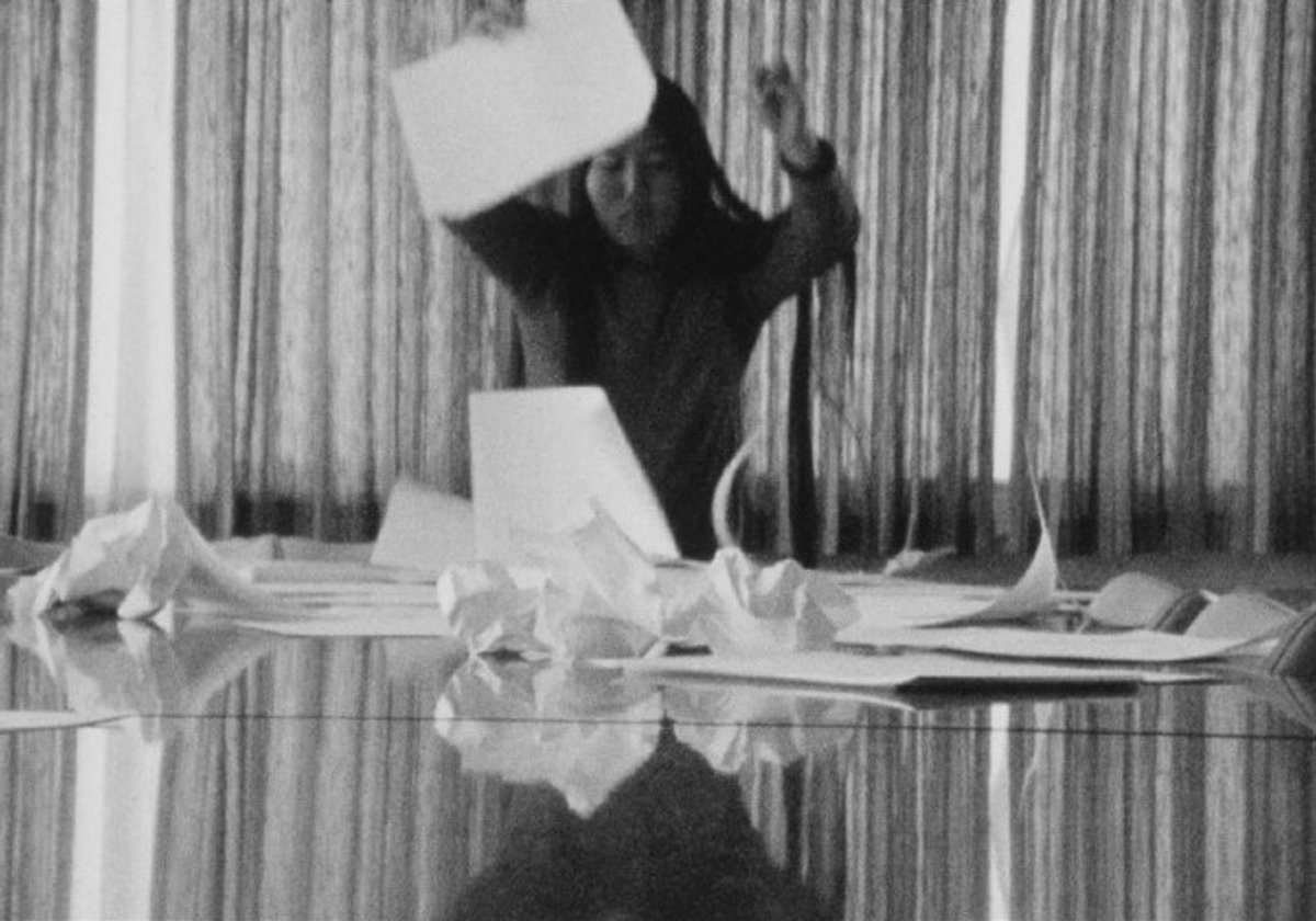 Theresa Hak Kyung Cha, Untitled (Paper), 1975, capture vidéo. © Theresa Hak Kyung Cha. Courtesy de l’University of California, du Berkeley Art Museum et de Pacific Film Archive