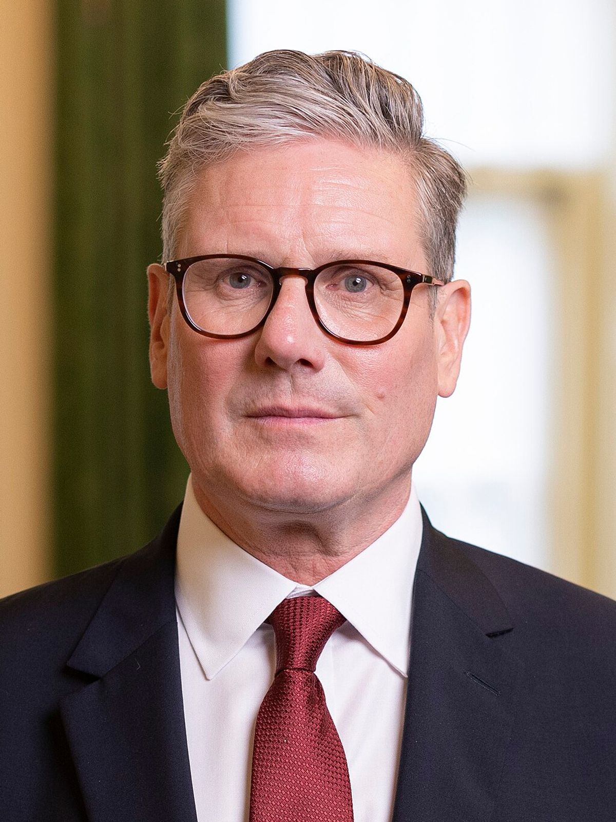 Portrait officiel  du Premier ministre Sir Keir Starmer lors de sa nomination officielle par Sa Majesté le Roi. Photo : Simon Dawson/ No 10 Downing Street