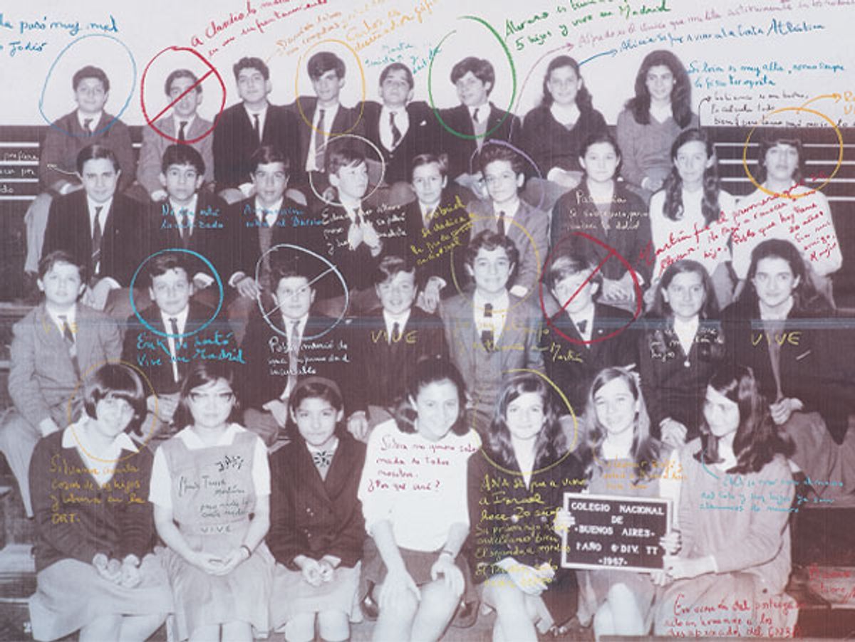 Marcelo Brodsky, Bonne mémoire, La classe, 1ère année, 6ème division, 1967-1996, photocopie en deux parties jointes avec du ruban adhésif, 118 x 185 cm. Courtesy de Paris Photo