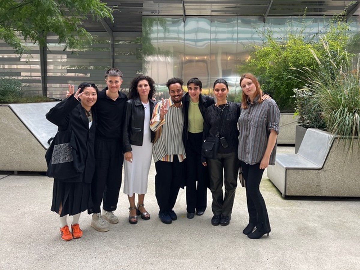 Les lauréats du Prix Fondation Pernord Riicard 2024.
De gauche à droite : HaYoung, Madison Bycroft, Lenio Kaklea, Paul Maheke, Clémentine Adou, Mona Varichon, Charlotte Houette.
D.R.