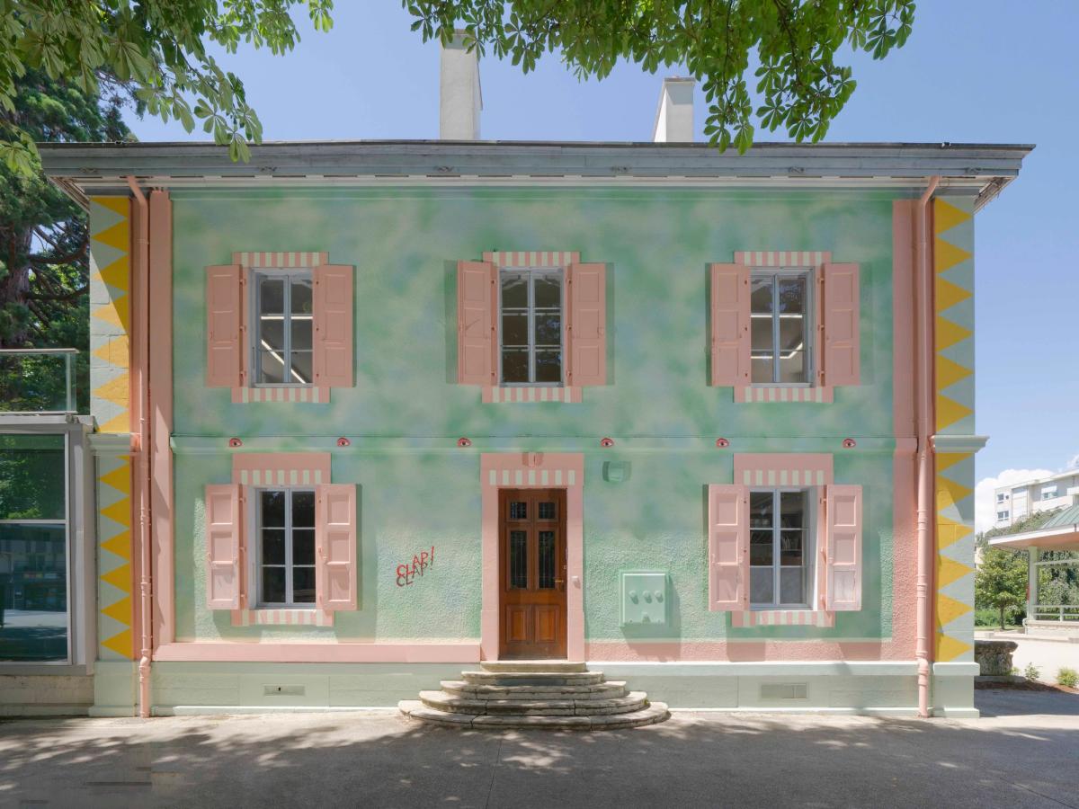 Hippolyte Hentgen, Friselis, Façade Est. © Villa du Parc - centre d’art contemporain, Annemasse, 2025. Photo Aurélien Mole