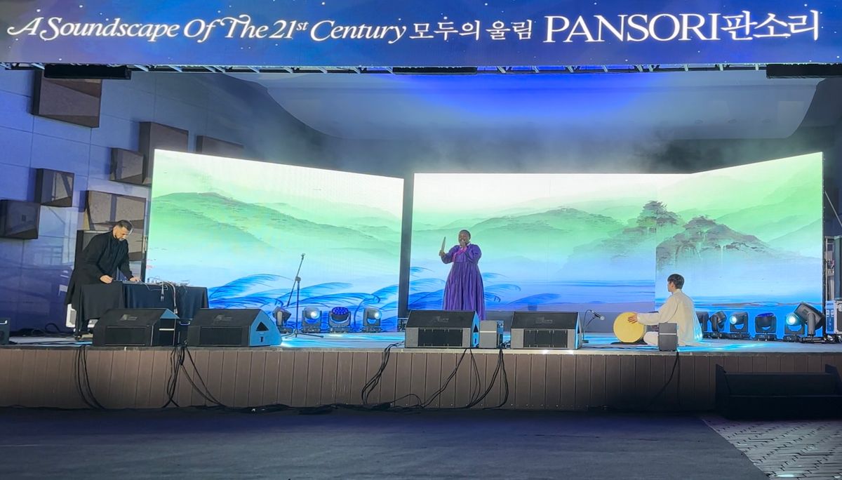 Performance HEUNGBOGA de Loris Gréaud avec la chanteuse de pansori franco-camerounaise Laure Mafo lors de la cérémonie d’inauguration de la 15e Biennale de Gwangju, le 6 septembre 2024. Photo : Philippe Régnier