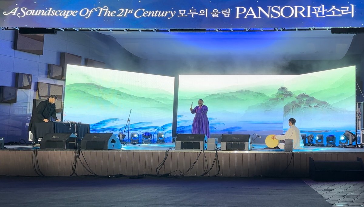 Performance HEUNGBOGA de Loris Gréaud avec la chanteuse de pansori franco-camerounaise Laure Mafo lors de la cérémonie d’inauguration de la 15e Biennale de Gwangju, le 6 septembre 2024. Photo : Philippe Régnier