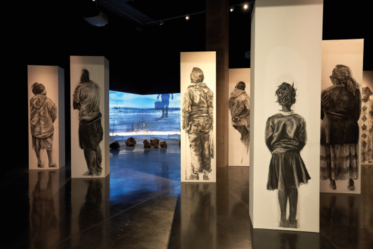 Phoebe Boswell, Transit TerminalI Dream of a HomeI Cannot Know, fusain et pastel sur bois et mur, vidéo, 2014-2020, vue de l’installation au New Art Exchange, Nottingham, 2021. ©Reece Straw