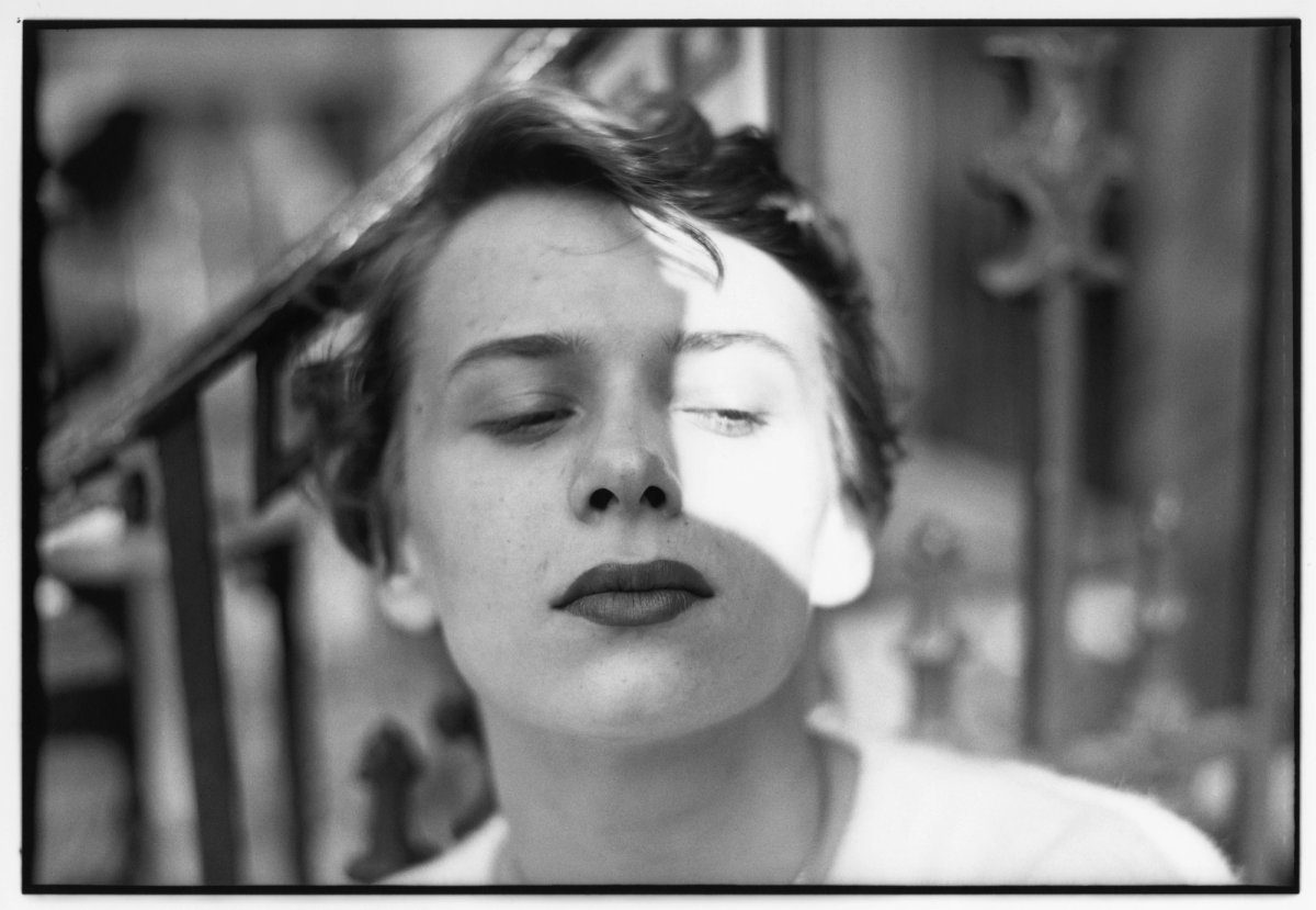 Saul Leiter. Ana, vers 1950. Avec l’aimable autorisation de la Saul Leiter Foundation