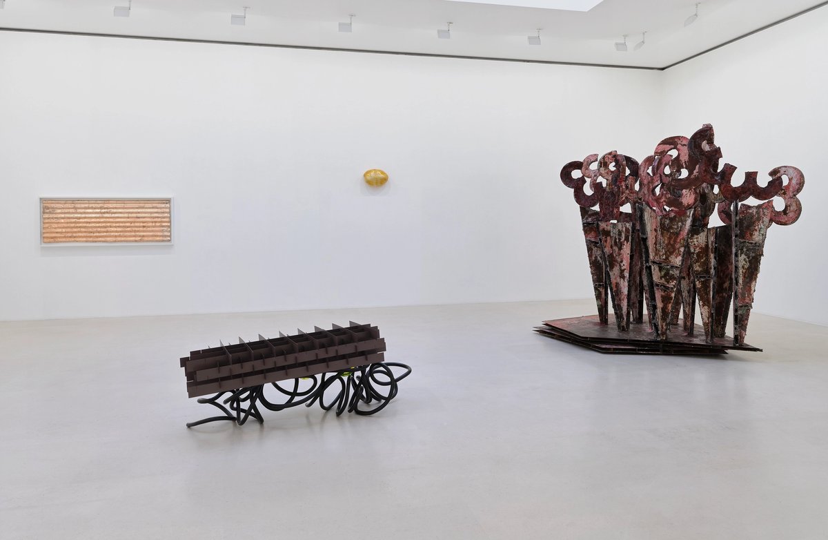 Vue de l’exposition « Hurly-Burly. Rachel Whiteread, Phyllida Barlow & Alison Wilding », à la galerie Gagosian à Paris. De gauche à droite : © Rachel Whiteread ; © Alison Wilding ; © Phyllida Barlow. Courtesy Gagosian. Photo : Thomas Lannes