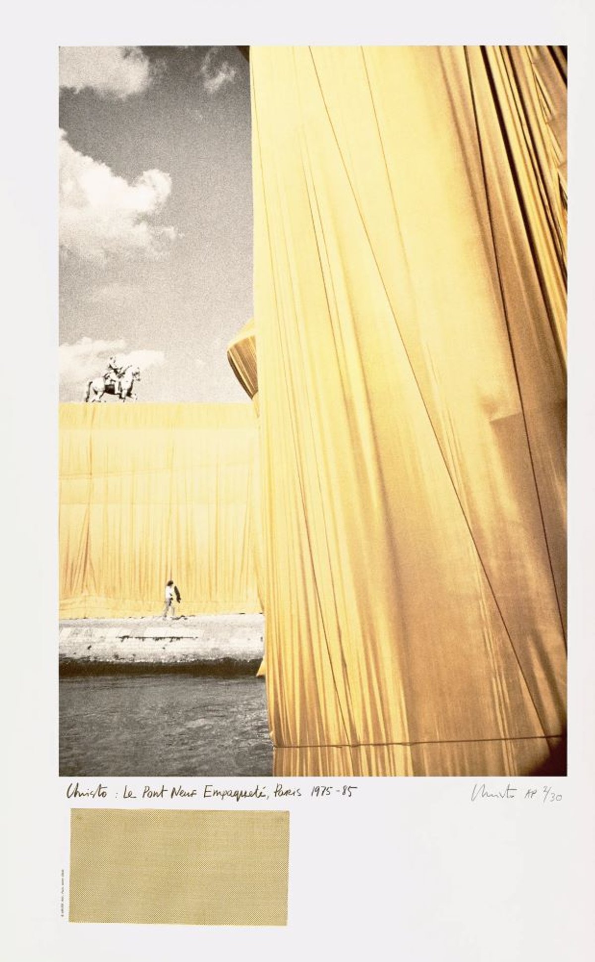 Christo and Jeanne-Claude, Le Pont Neuf Empaqueté, Paris, 1975–85, édition de 1991, lithographie offset avec collage de tissu en polypropylène tissé, 102x60cm, Fondation Christo et Jeanne-Claude. Photo : André Grossmann © 1991 Fondation Christo et Jeanne-Claude
