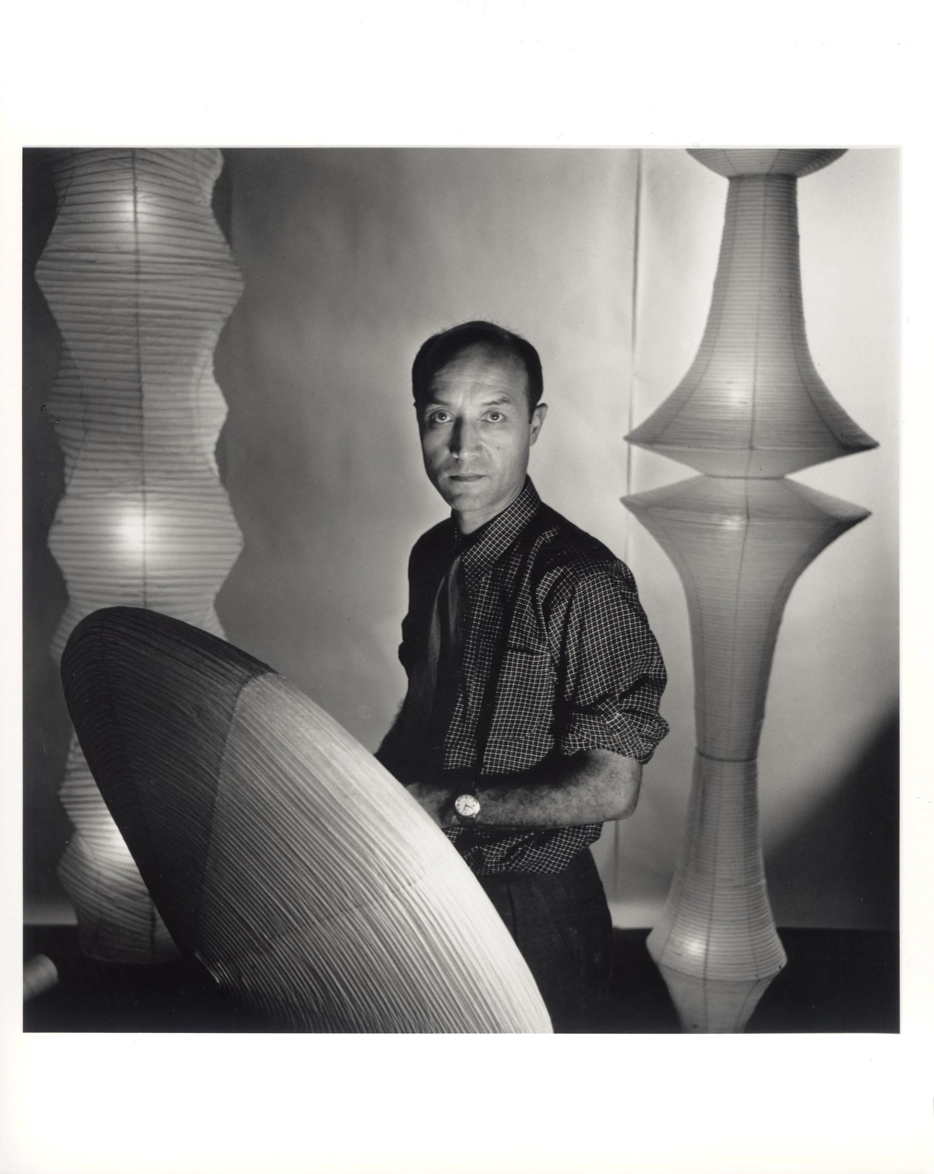 Isamu Noguchi, 1955, par Louise Dahl Wolfe. Center for Creative Photography, The University of Arizona Foundation / The Isamu Noguchi Foundation and Garden Museum Archives, New York / ARS-ADAGP, 2023.