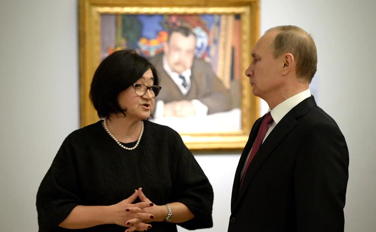 Zelfira Tregulova avec le président russe Vladimir Poutine lors d'une visite à la galerie d'État Tretiakov en 2016. Photo : Wikimedia Commons