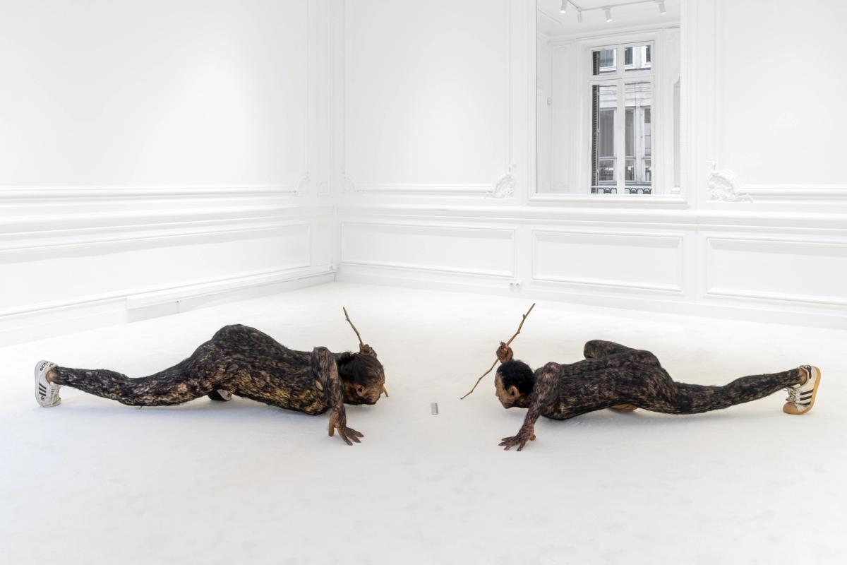 Vue de l’exposition « Rirkrit Tiravanija : In Aliens We Trust » à la Galerie Chantal Crousel. Courtoisie de l’artiste et de la Galerie Chantal Crousel. Photo : Jiayun Deng