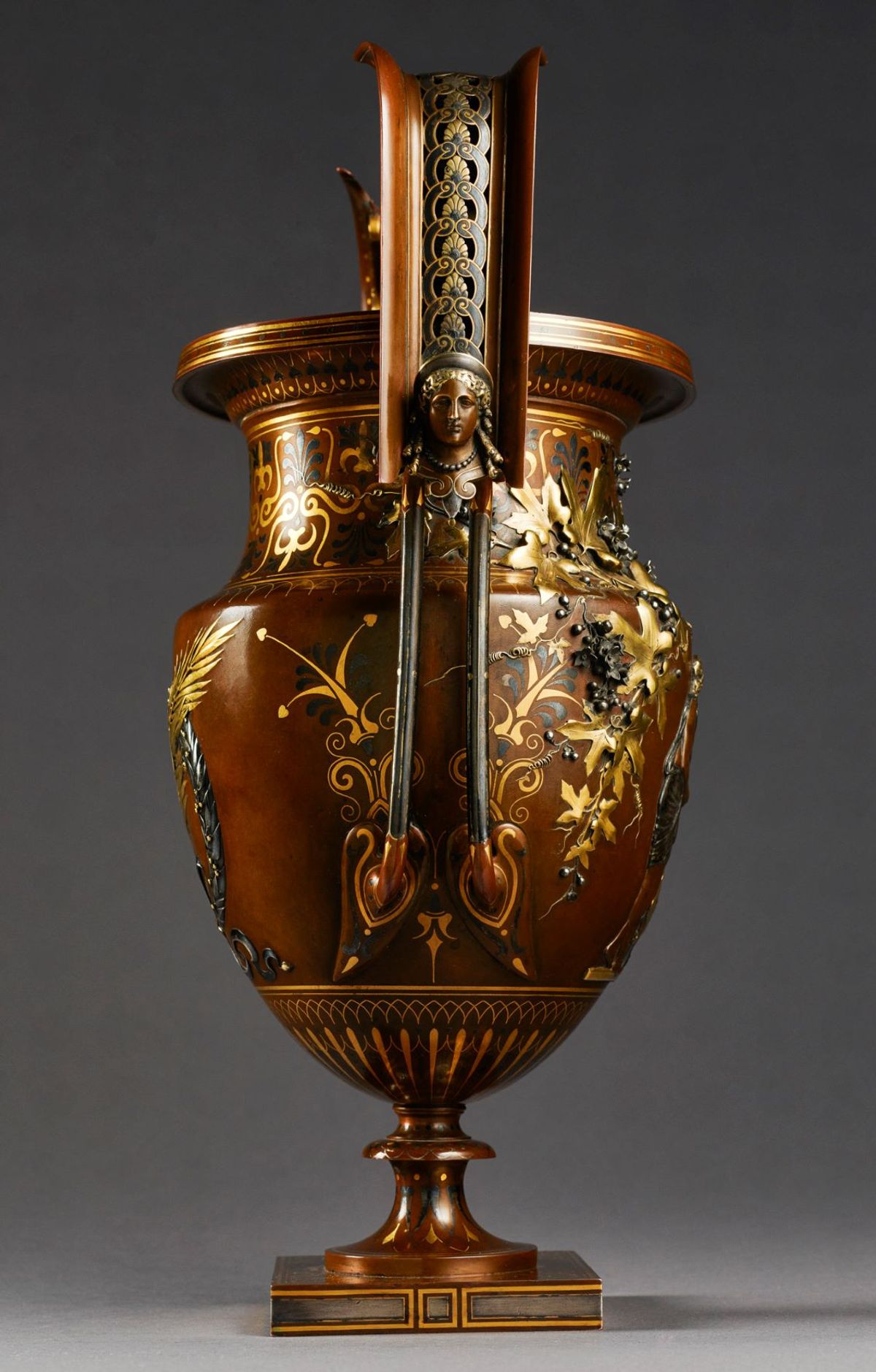 Ferdinand Barbedienne, Louis-Constant Sévin et Désiré Attarge, vase canthare, 1867, bronze H. 44 cm. Courtesy musée d’Orsay