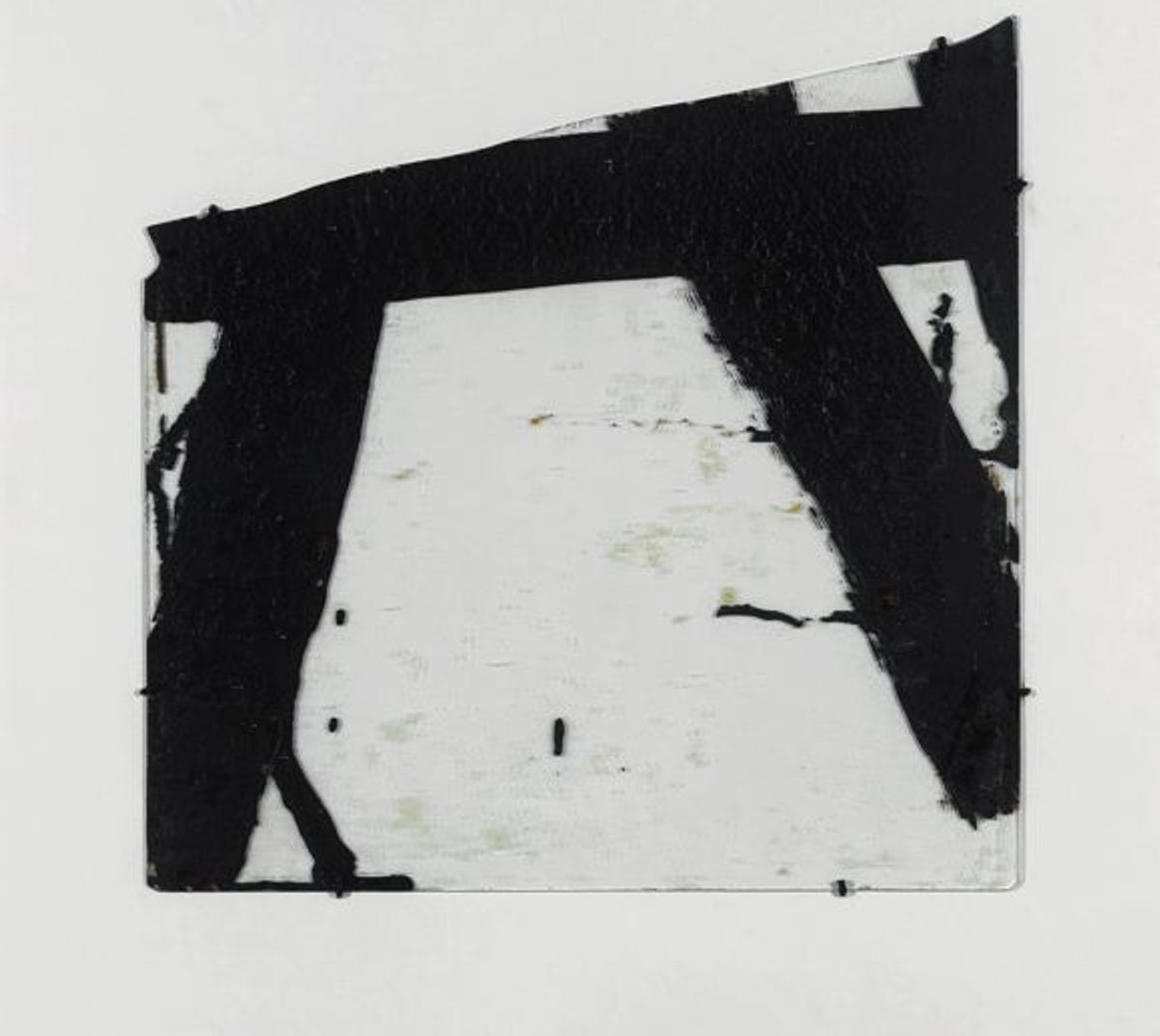 Pierre Soulages, Goudron sur verre 45,5×45,5 cm, 1948-2, 1948, goudron sur verre, Paris, Musée national d’Art moderne – Centre Pompidou. Photo Centre Pompidou, MNAM-CCI/Georges Meguerditchian/Dist. GrandPalaisRmn