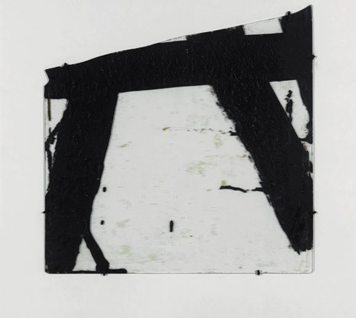Pierre Soulages, Goudron sur verre 45,5×45,5 cm, 1948-2, 1948, goudron sur verre, Paris, Musée national d’Art moderne – Centre Pompidou. Photo Centre Pompidou, MNAM-CCI/Georges Meguerditchian/Dist. GrandPalaisRmn