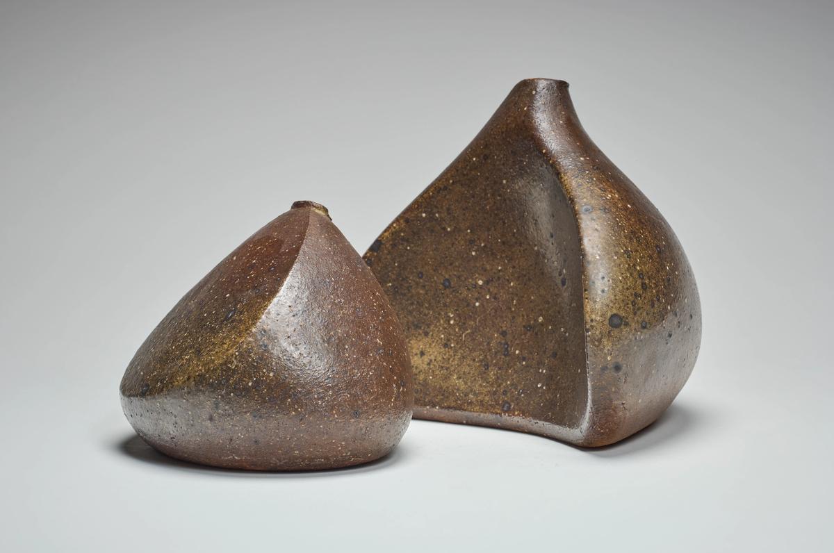 Elisabeth Joulia "Châtaignes" (deux pièces), vers 1967,
Grès tonalité marron-noir, taches de pyrite. EUR 4,000 - 6,000 

© Bonhams