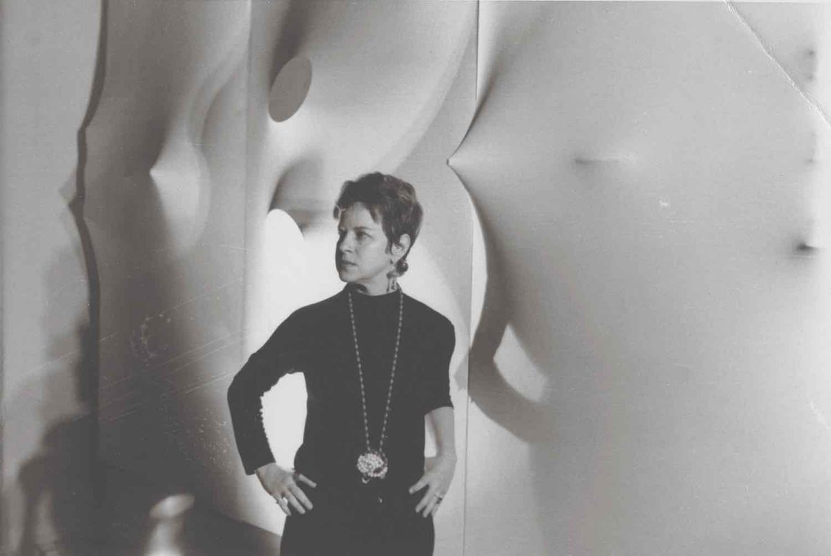 Zilia Sánchez et peinture de la série Topología, années 1960. Photo droits réservés. Image courtesy of the artist and Galerie Lelong & Co.