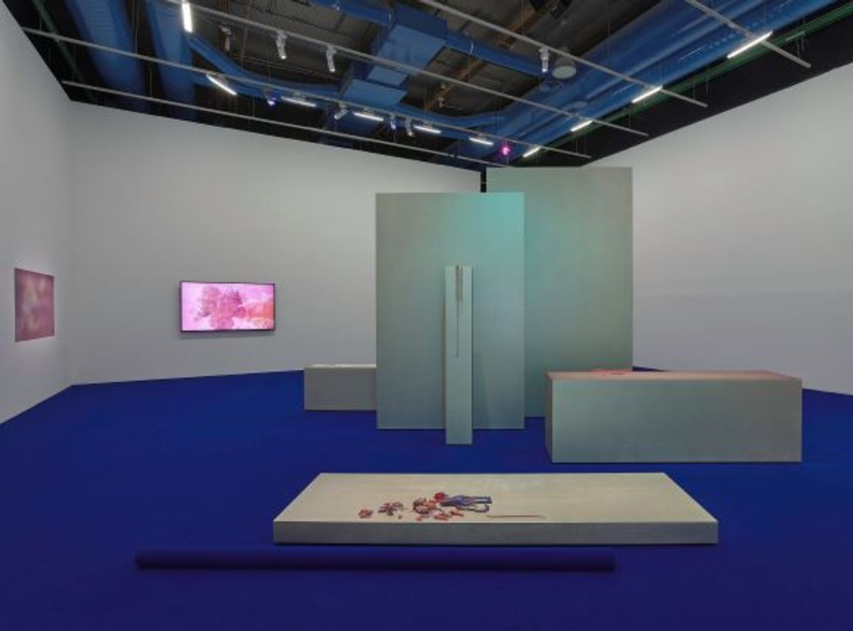 © Isabelle Cornaro. Courtesy de l’artiste et de la galerie Balice Hertling, Paris Isabelle Cornaro, Reproductions, 2021, peinture acrylique projetée au mur.