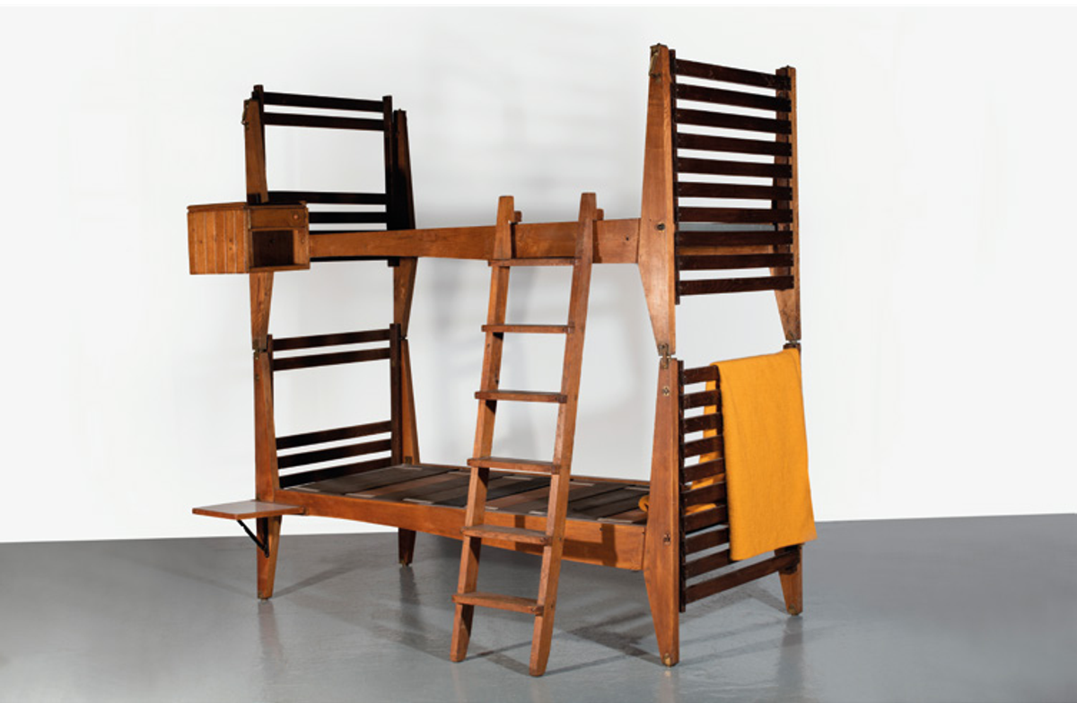 Carlo Mollino, lit superposé réalisé pour la Casa del Sole à Cervinia, Italie, vers 1950. © Artcurial