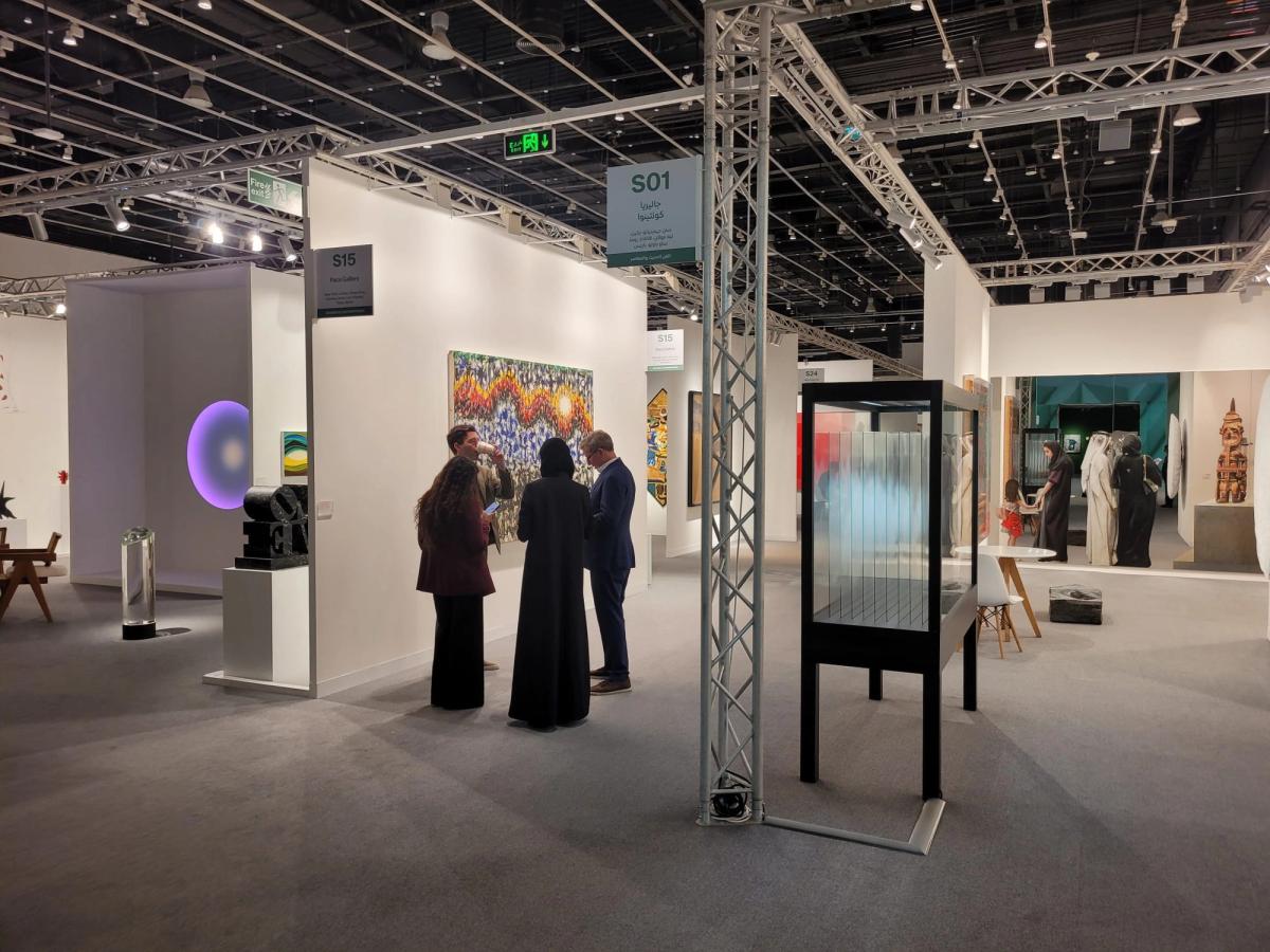 Abu Dhabi Art 2025, stands des galeries Pace (à gauche) et Continua (à droite). © Photo A.C.
