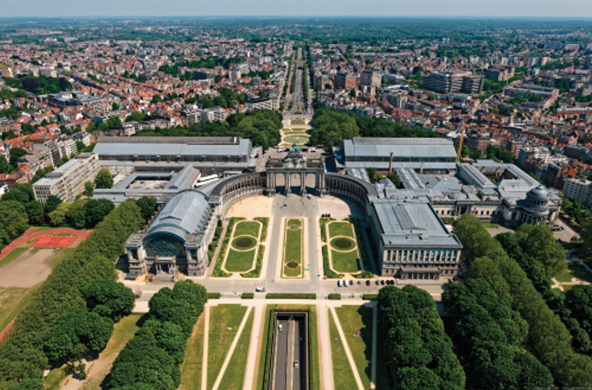 Photos aérienne du site du Cinquantenaire : à l’avant-plan, la trémie autoroutière; à gauche, la halle Bordiau et le musée royal de l’Armée et d’Histoire militaire; à droite, le musée royal d’Art et d’Histoire; au fond à gauche, le Hall de l’aviation; et au fond à droite, l’Autoworld. © Régie des Bâtiments/Globalview