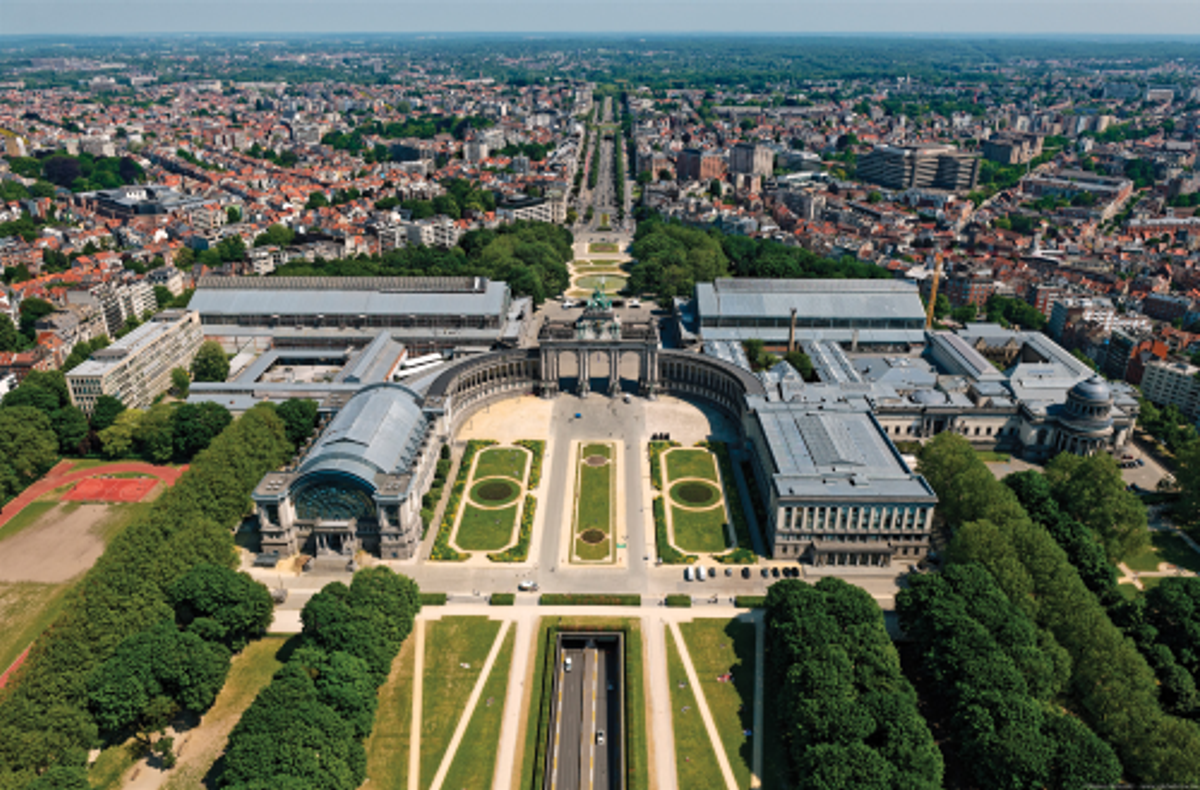 Photos aérienne du site du Cinquantenaire : à l’avant-plan, la trémie autoroutière; à gauche, la halle Bordiau et le musée royal de l’Armée et d’Histoire militaire; à droite, le musée royal d’Art et d’Histoire; au fond à gauche, le Hall de l’aviation; et au fond à droite, l’Autoworld. © Régie des Bâtiments/Globalview
