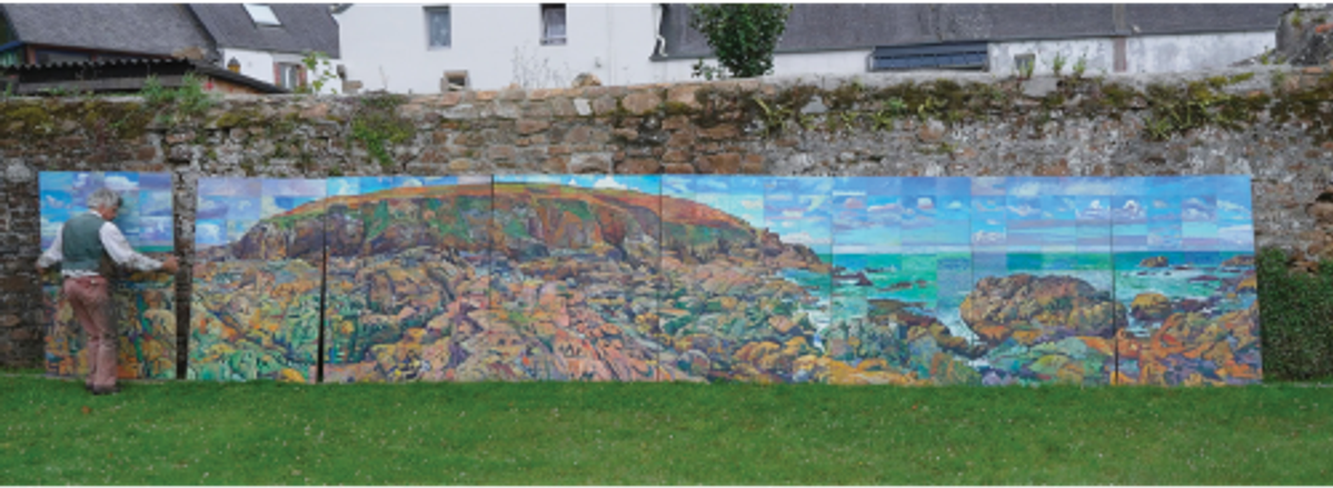 Ricardo Cavallo devant Systole et Diastole (158 × 915 cm), paysage breton à 360° peint sur des panneaux de bois, 2010-2012. © Ricardo Cavallo. Photo D.R