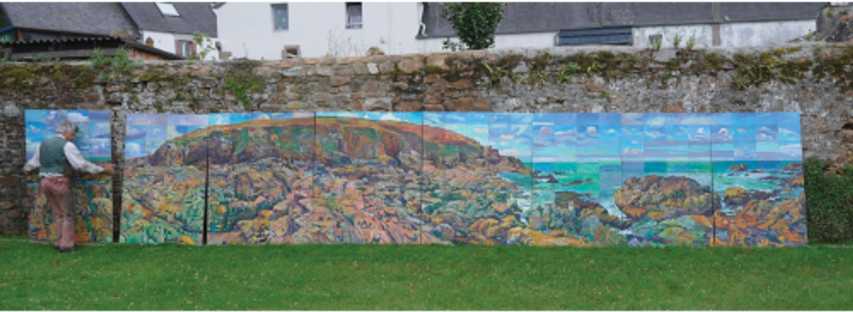 Ricardo Cavallo devant Systole et Diastole (158 × 915 cm), paysage breton à 360° peint sur des panneaux de bois, 2010-2012. © Ricardo Cavallo. Photo D.R