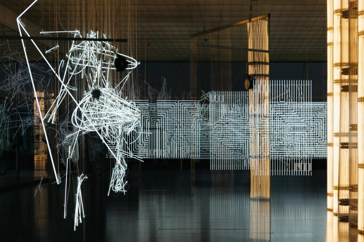 Vue de l’exposition « Cerith Wyn Evans. Lueurs empruntées à Metz », Centre Pompidou-Metz, 2024.
Photo Lewis Ronald