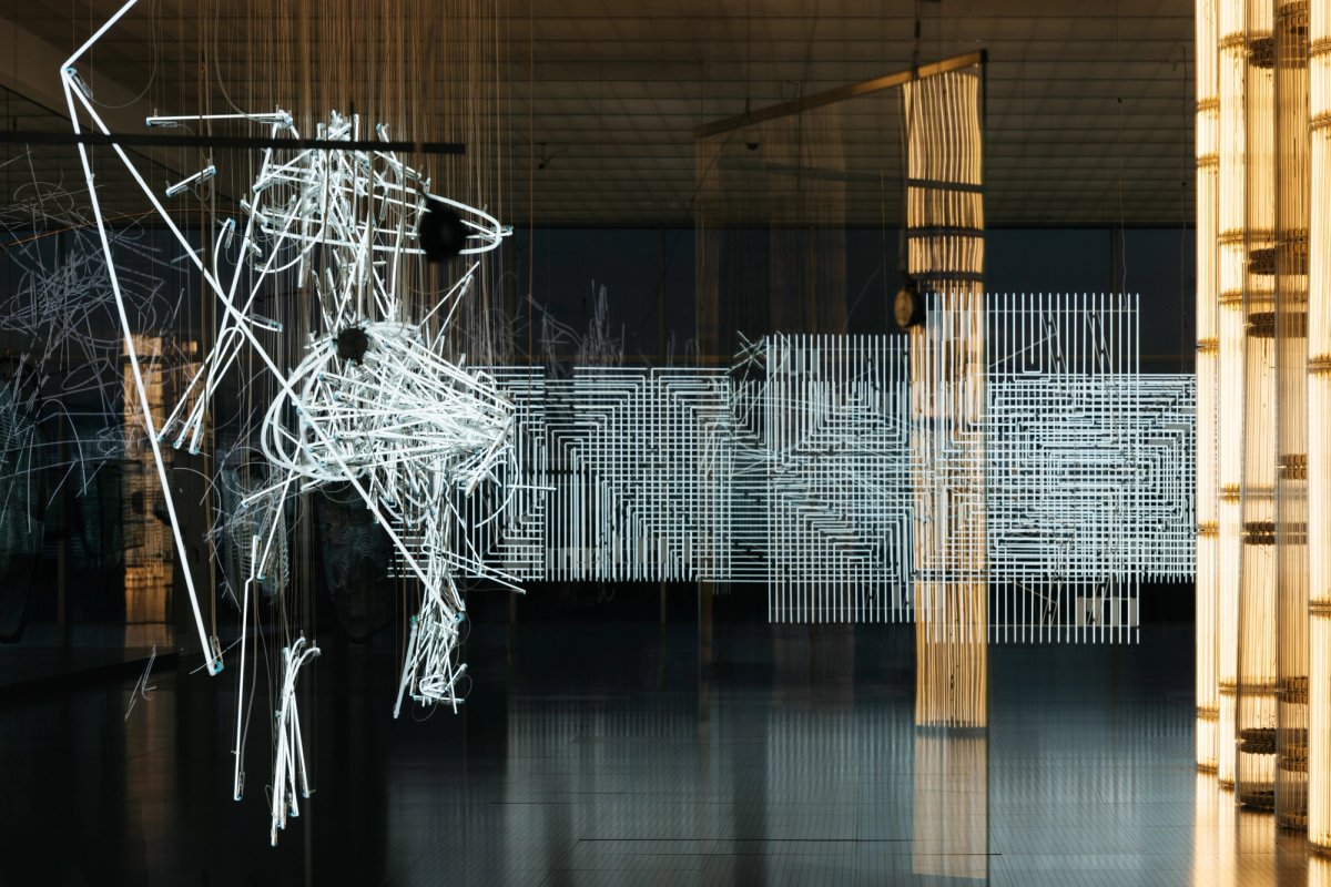 Vue de l’exposition « Cerith Wyn Evans. Lueurs empruntées à Metz », Centre Pompidou-Metz, 2024.
Photo Lewis Ronald