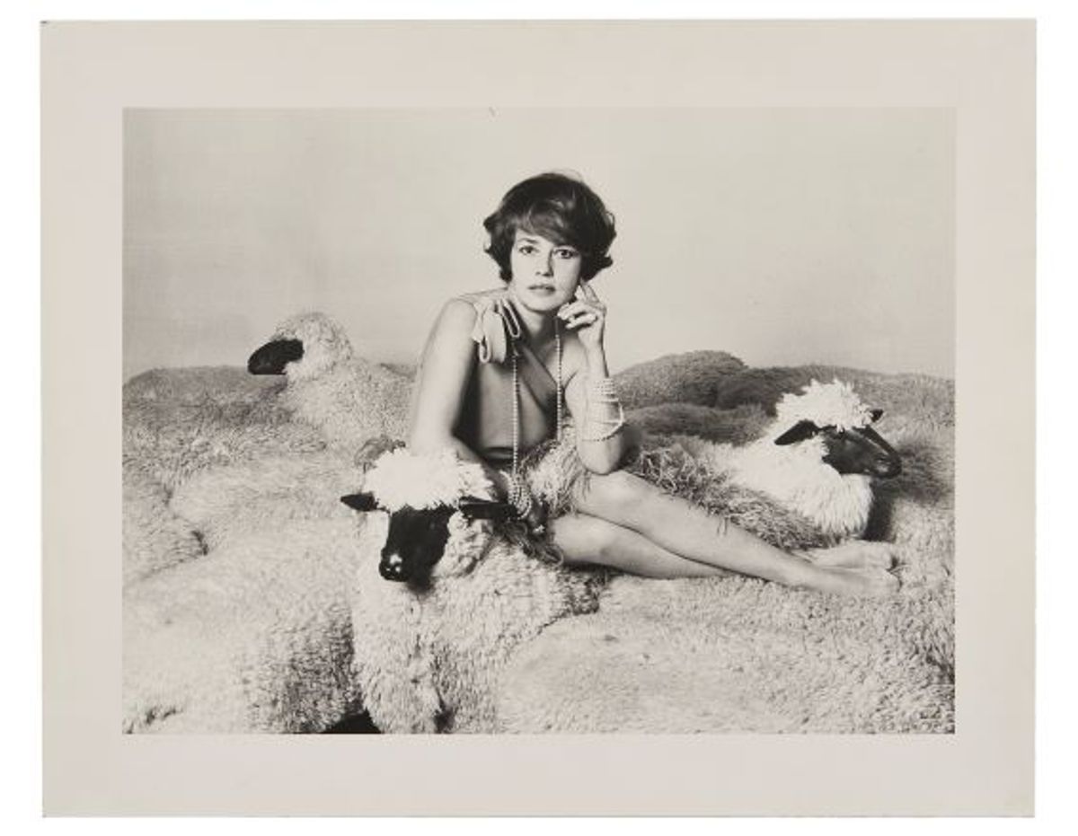 Anonyme, Jeanne Moreau au collier de perles et moutons Lalanne, s.d. © Artcurial