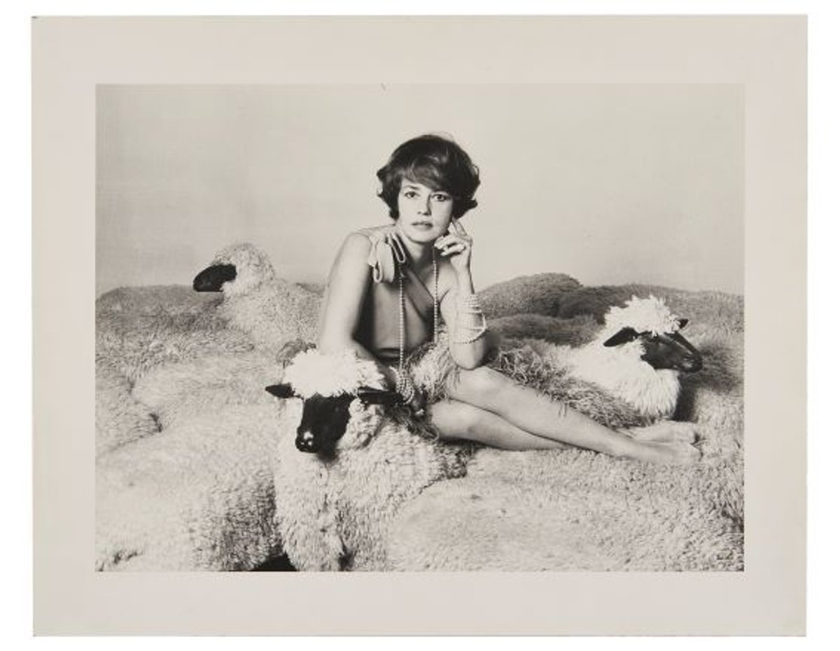 Anonyme, Jeanne Moreau au collier de perles et moutons Lalanne, s.d. © Artcurial