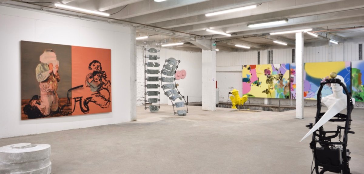 Vue de l’exposition « Douze preuves d’amour » de la 9e édition de la Bourse Révélations Emerige en 2023, sous le commissariat de Gaël Charbau, Lecourbe, Paris. © Rebecca Fanuele