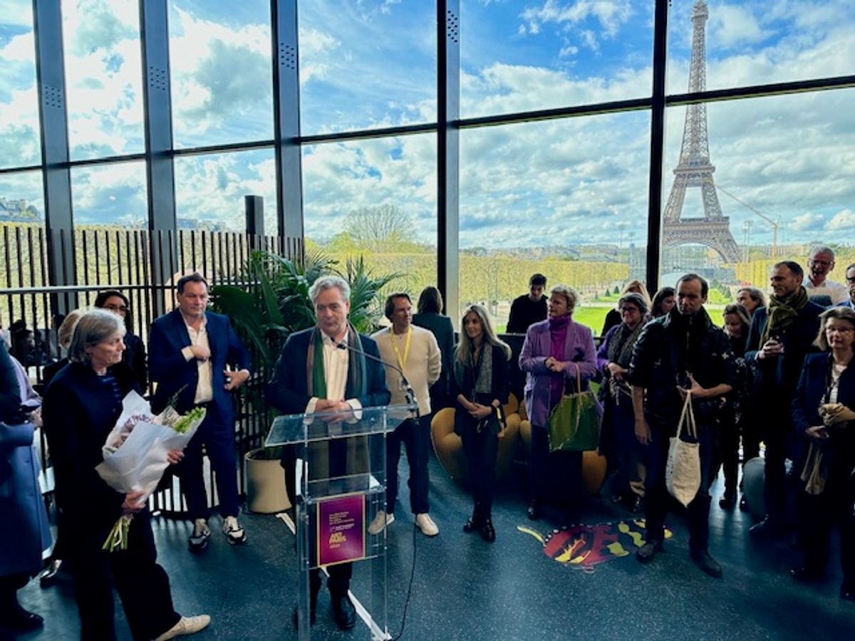 Éric de Chassey remettant le Prix BNP Paribas Banque Privée à Nathalie Du Pasquier (à gauche). Photo : Philippe Régnier
