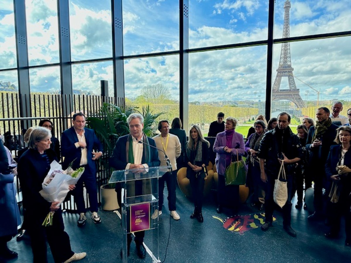 Éric de Chassey remettant le Prix BNP Paribas Banque Privée à Nathalie Du Pasquier (à gauche). Photo : Philippe Régnier