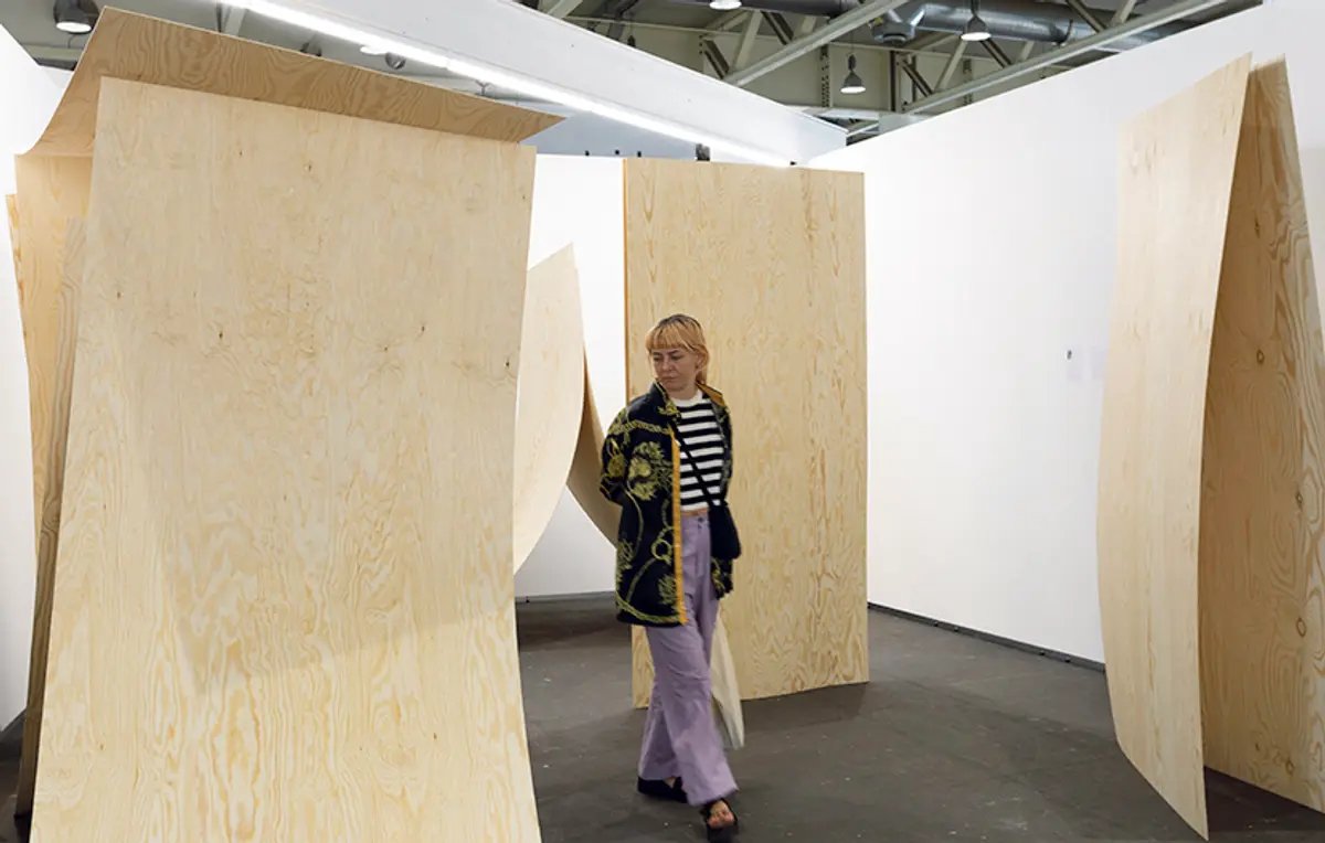 Stand de la galerie Vin Vin sur Liste 2024 avec des œuvres en contreplaqué de Martin Hotter. Photo : David Owens