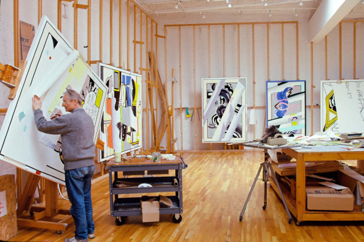 Roy Lichtenstein travaillant sur Reflections on Senorita (1990) dans son atelier de Washington Street vers 1989. © Estate of Roy Lichtenstein. Photo : Bob Adelman