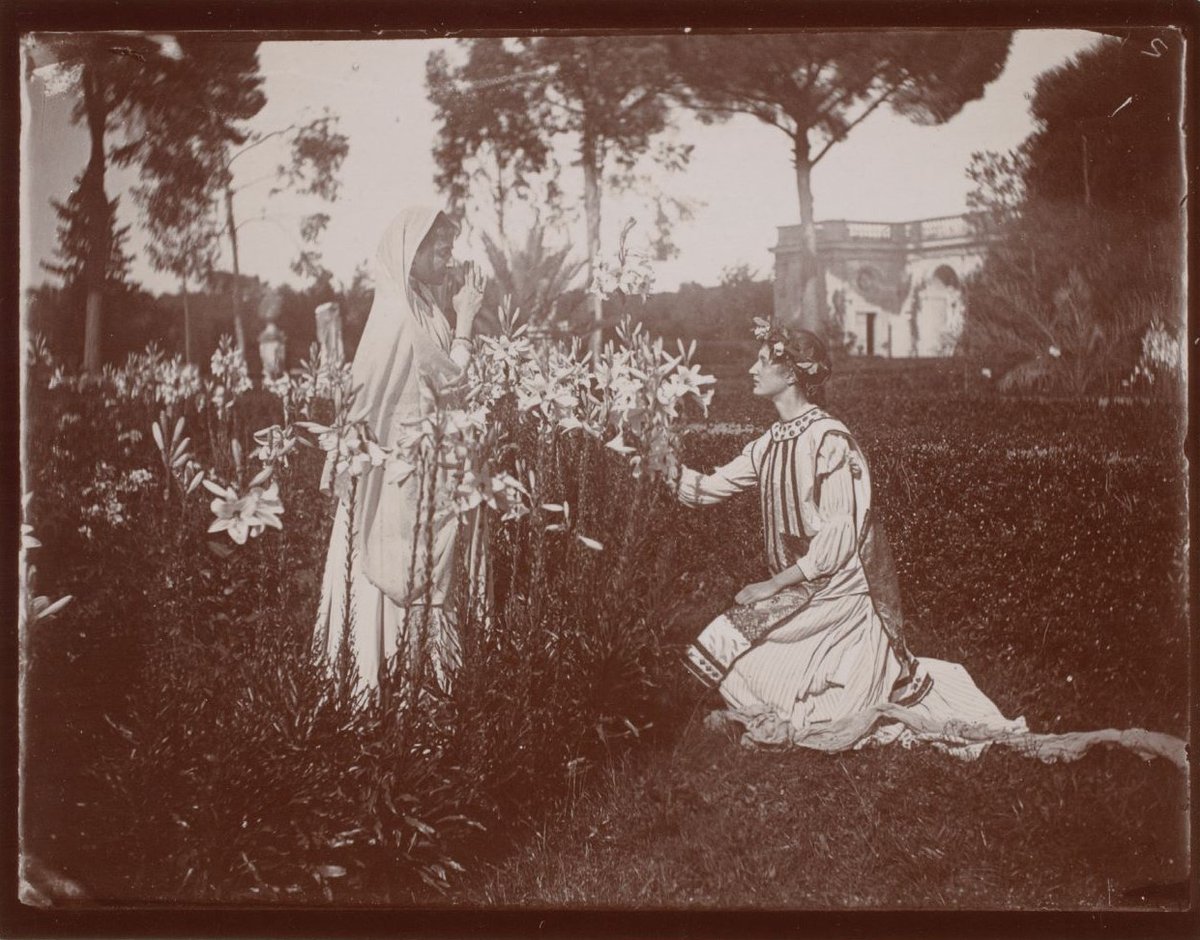 Gabrielle Hébert, La Duchesse de Mondragone et l’une de ses belles-sœurs posent pour une Annonciation, juin 1890, négatif au gélatino-bromure d’argent sur plaque de verre. Photo Musée d’Orsay, dist. GrandPalaisRmn / Alexis Brandt