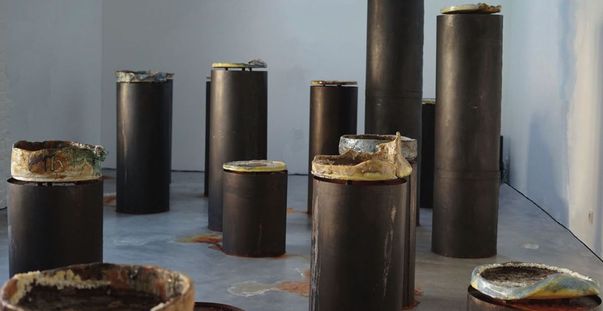 Maëlle Dufour, Jusqu’ici tout va bien, 2022, céramique, argile, émaux, acier et liquides. Photo Ithier Held et Jean-Christophe Lett